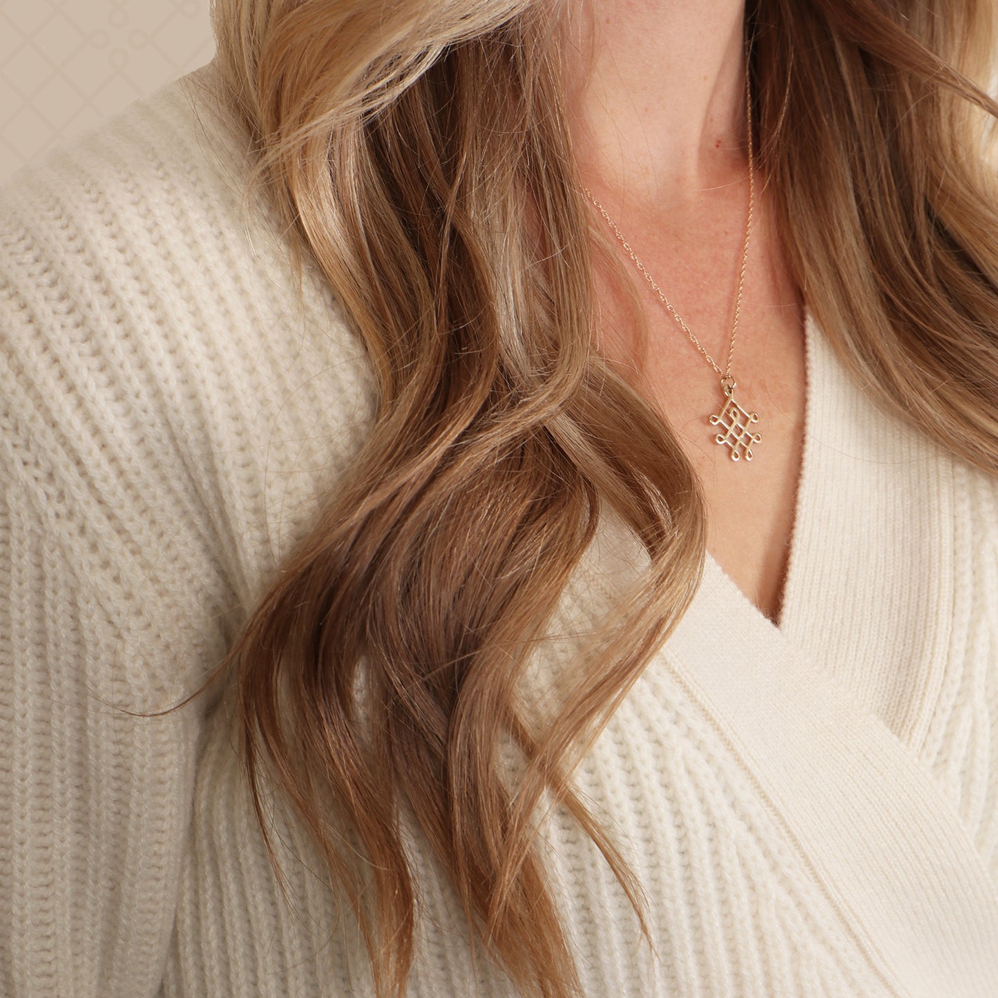 100% Grade AAA Royal Cashmere
15.2-15.8 micron thickness for an extraordinarily soft feel
LINEAGE Cashmere is sourced from happy goats in Nepal.
Organic, traceable, and sustainable.