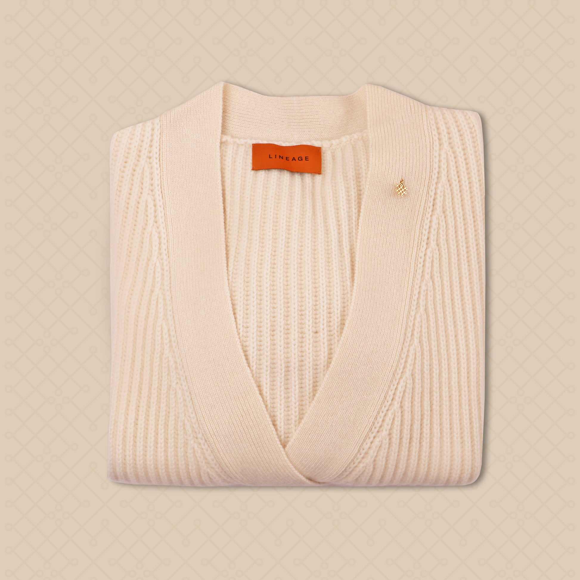 100% Grade AAA Royal Cashmere&nbsp;
15.2-15.8 micron thickness for an extraordinarily soft feel
LINEAGE Cashmere is sourced from happy goats in Nepal.&nbsp;
Organic, traceable, and sustainable.