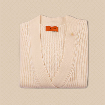 100% Grade AAA Royal Cashmere&nbsp;
15.2-15.8 micron thickness for an extraordinarily soft feel
LINEAGE Cashmere is sourced from happy goats in Nepal.&nbsp;
Organic, traceable, and sustainable.