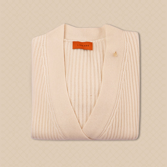 100% Grade AAA Royal Cashmere&nbsp;
15.2-15.8 micron thickness for an extraordinarily soft feel
LINEAGE Cashmere is sourced from happy goats in Nepal.&nbsp;
Organic, traceable, and sustainable.